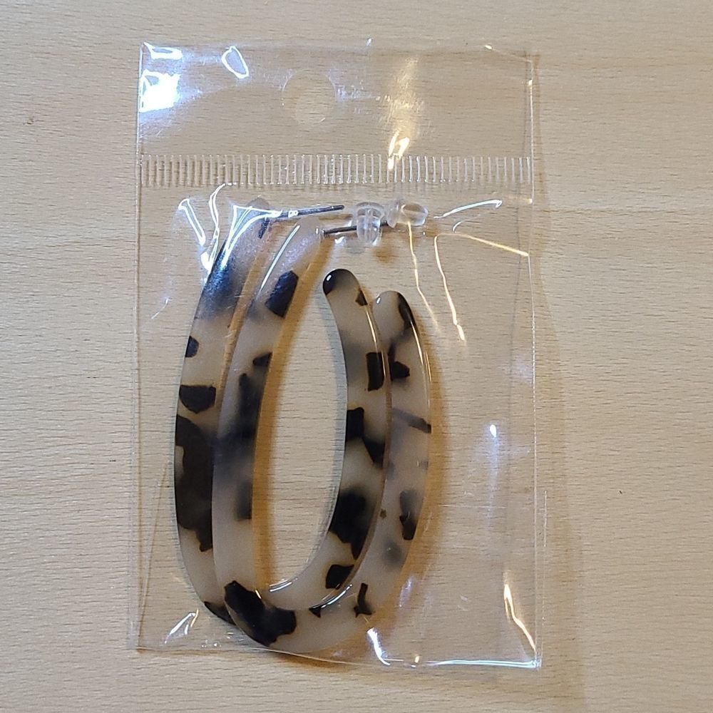 Fashion Jewelry 4 pairs of acrylic, gold plated earrings. - Picture 3 of 5